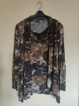 Camiseta estampada marrón y negro