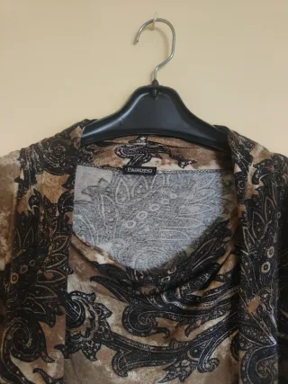 Camiseta estampada marrón y negro