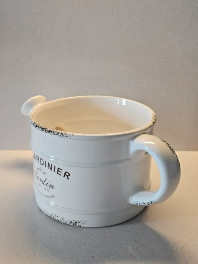 Macetero regadera cerámica blanca