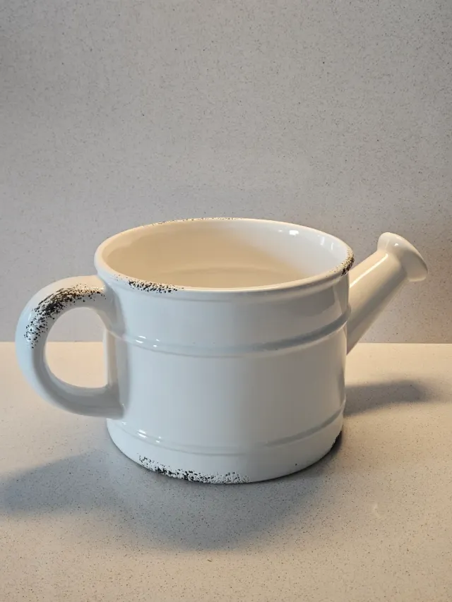 Macetero regadera cerámica blanca