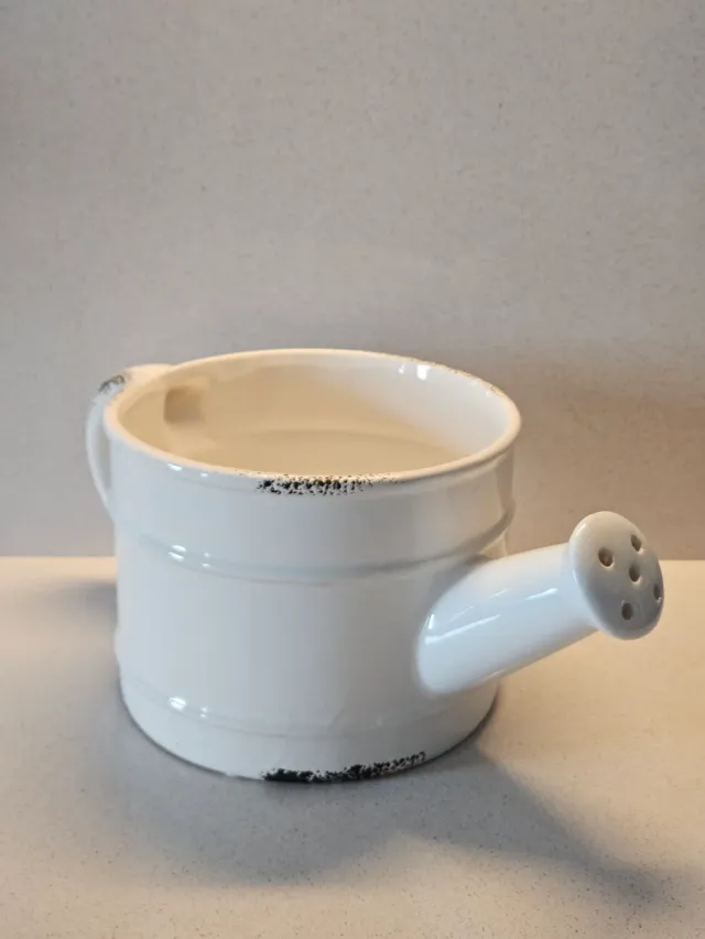 Macetero regadera cerámica blanca