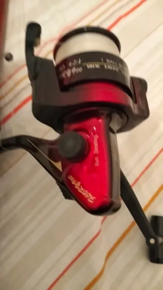 Caña (14) de pescar antigua con carrete