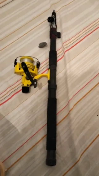 Caña (15) de pescar antigua con carrete