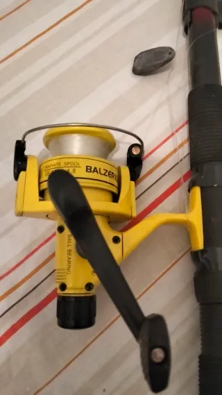 Caña (15) de pescar antigua con carrete