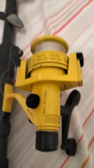 Caña (15) de pescar antigua con carrete