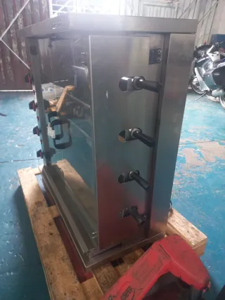 Asador de pollos a gas natural marca Mac rin