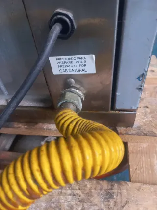 Asador de pollos a gas natural marca Mac rin