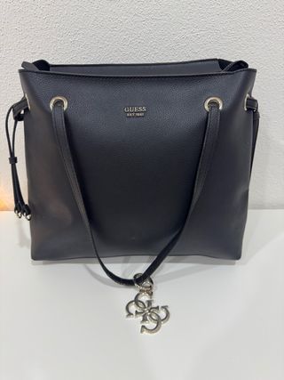 borsa guess nera con charm