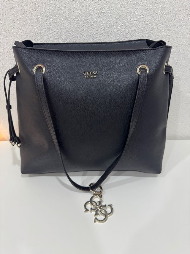 borsa guess nera con charm