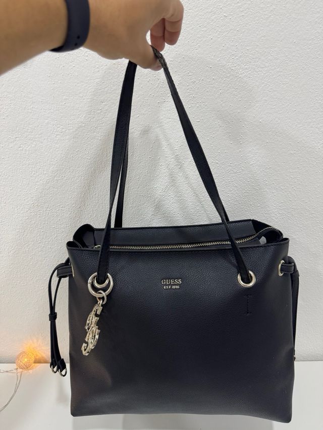 borsa guess nera con charm