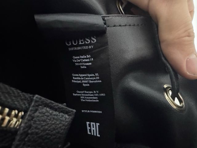 borsa guess nera con charm