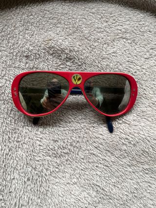 Gafas de sol aviador rojas y azules