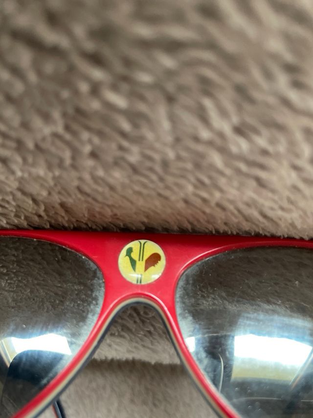 Gafas de sol aviador rojas y azules