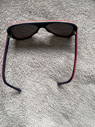 Gafas de sol aviador rojas y azules