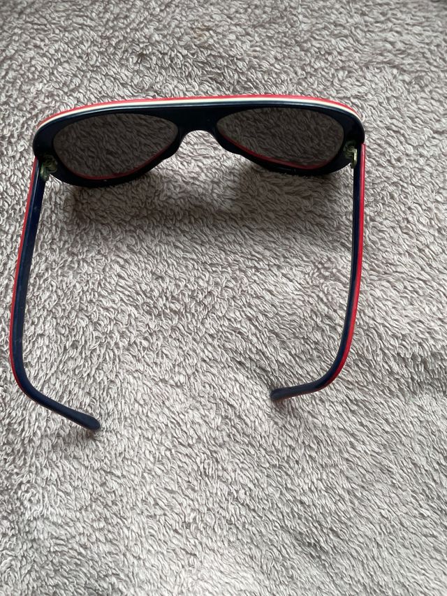 Gafas de sol aviador rojas y azules