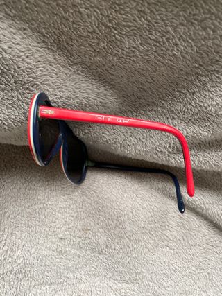 Gafas de sol aviador rojas y azules