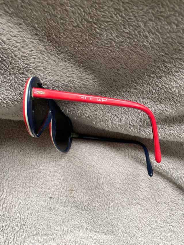 Gafas de sol aviador rojas y azules