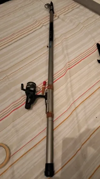 Caña (16) de pescar antigua con carrete