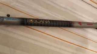 Caña (16) de pescar antigua con carrete