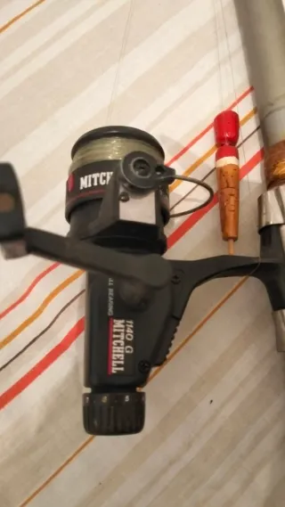 Caña (16) de pescar antigua con carrete