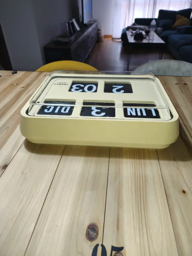 Reloj TWEMCO QUARTZ Beige/Negro. Modelo BQ-17