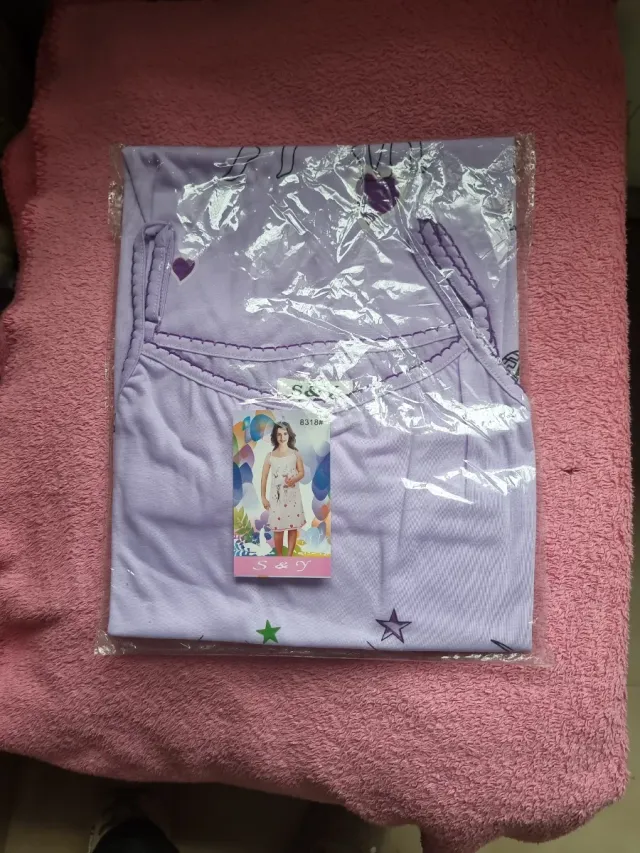 Camisón de dormir morado con estrellas