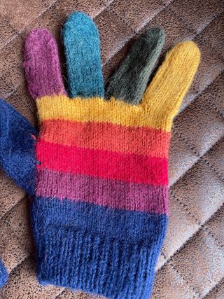 Guantes de lana arcoíris para niños