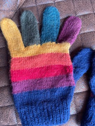 Guantes de lana arcoíris para niños