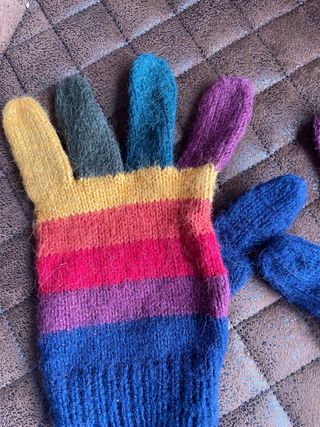 Guantes de lana arcoíris para niños
