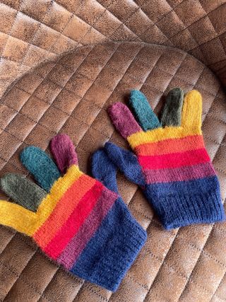 Guantes de lana arcoíris para niños