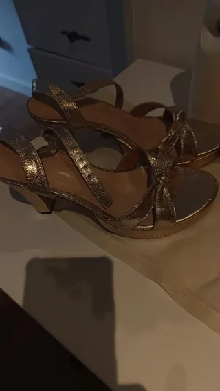 Sandalias doradas mujer tacón
