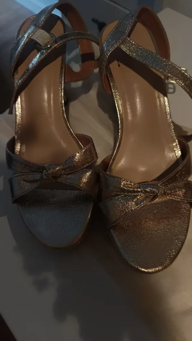 Sandalias doradas mujer tacón