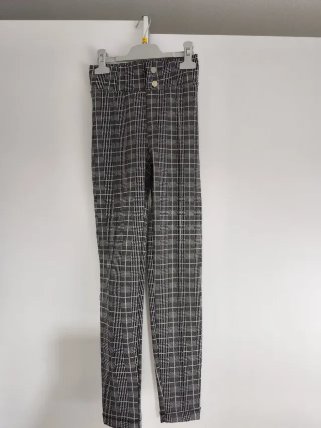 Pantalón cuadros Stradivarius gris y blanco