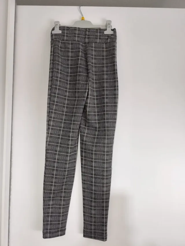 Pantalón cuadros Stradivarius gris y blanco