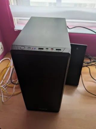 Computer completo: Torre, altoparlanti e tastiera