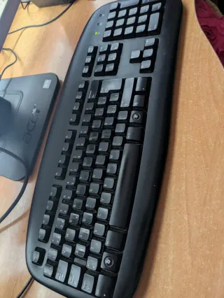 Computer completo: Torre, altoparlanti e tastiera