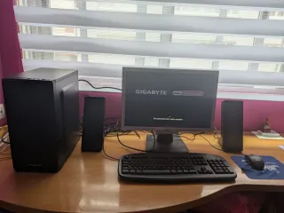 Computer completo: Torre, altoparlanti e tastiera