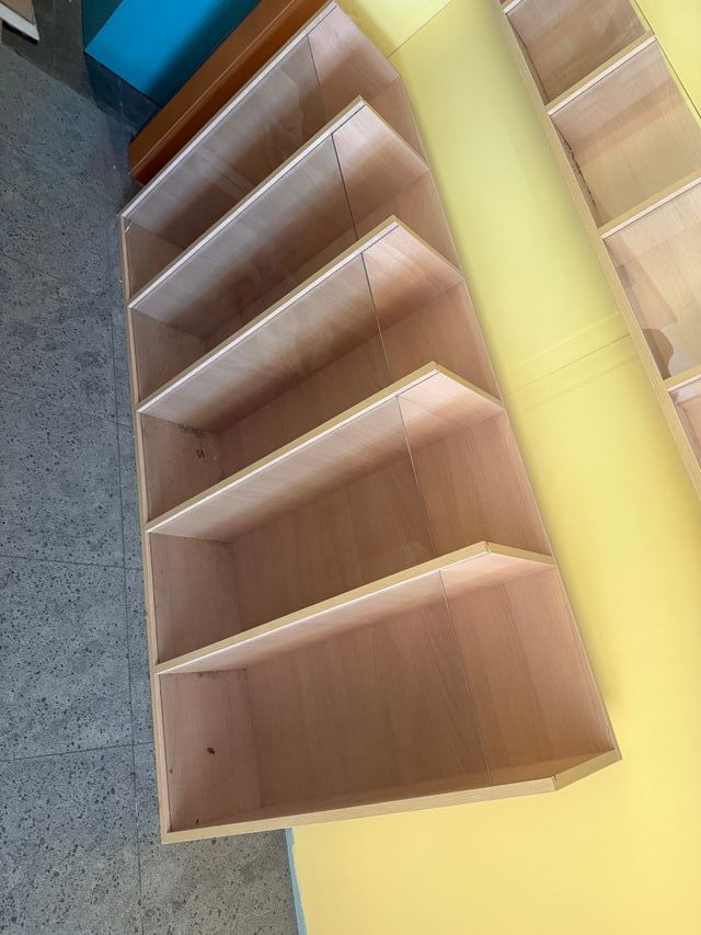 Estantería de madera y cristal