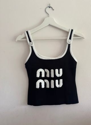 Top Miu Miu Negro con Logo Blanco