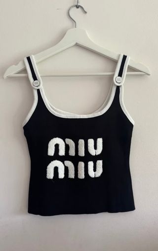 Top Miu Miu Negro con Logo Blanco