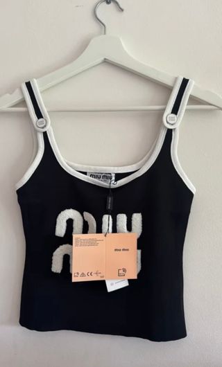 Top Miu Miu Negro con Logo Blanco