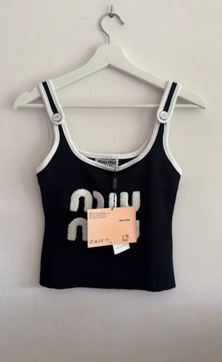 Top Miu Miu Negro con Logo Blanco