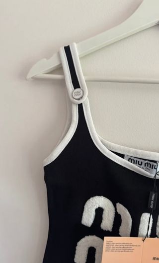 Top Miu Miu Negro con Logo Blanco