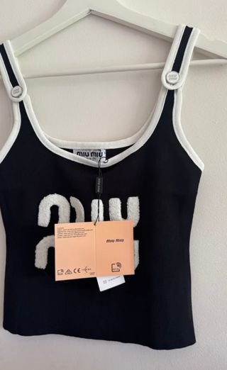 Top Miu Miu Negro con Logo Blanco