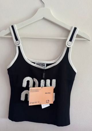 Top Miu Miu Negro con Logo Blanco