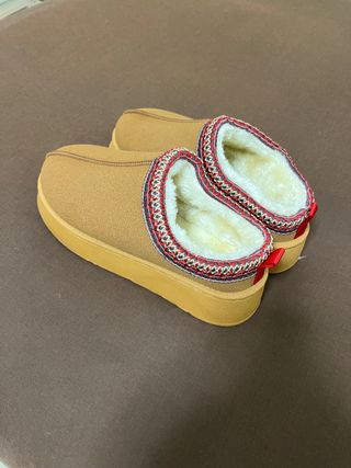 Zuecos forrados pelo tipo UGG