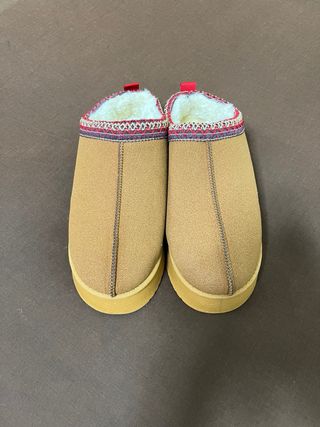 Zuecos forrados pelo tipo UGG