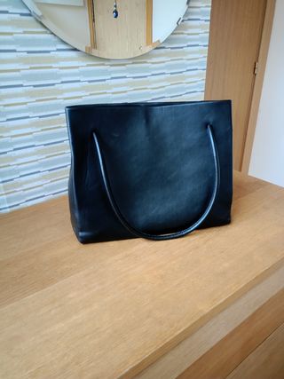 Bolso negro fondo de armario