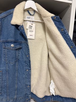 Chaqueta vaquera Bershka forrada beige y vaquera