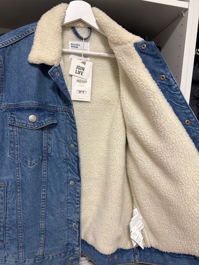 Chaqueta vaquera Bershka forrada beige y vaquera